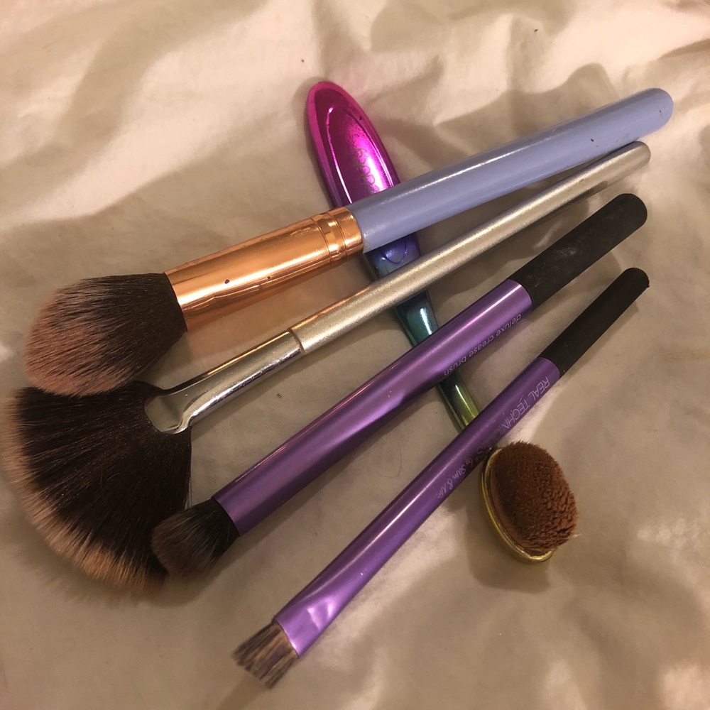 Cosmetics brushes